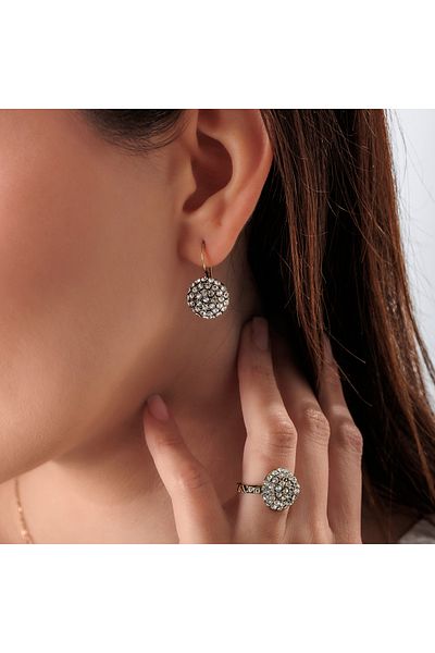 Atelier LEO Handmade Jewellery طقم مجوهرات أنيق من أقراط وقلادة من النحاس مصنوع يدويًا من حجر الكريستال لا يسبب التلطيخ مجموعة مجوهرات نسائية