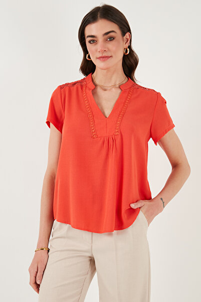 Lela Güpür Detaylı % 100 Pamuk Regular Fit V Yaka Bluz BLUZ 611BZ0286
