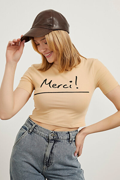 Arma Life Tricou crop maro cu mânecă scurtă cu imprimeu text pentru femei