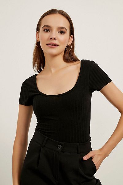 Arma Life Women's Backless Pool Neck Black Crop T-Shirt