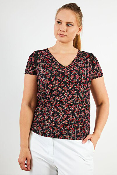 İkks بلوزة نسائية مطبوعة بالكامل بأكمام قصيرة ورقبة على شكل حرف V، لون أسود