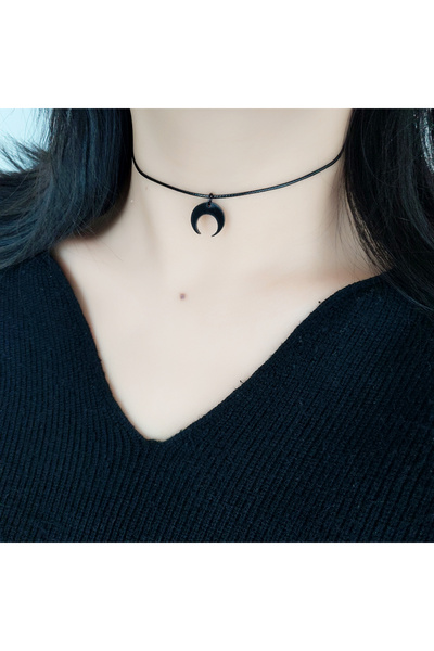 Choice قلادة هلال سوداء من الأكريليك على شكل قمر بلون فولاذي وربطة عنق داكنة ...