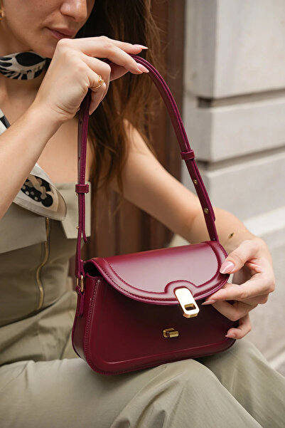 Cosy Bag Δώρο για την Ημέρα της Μητέρας Κομψή τσάντα ώμου από συνθετικό δέρμα με χρυσή πόρπη και λεπτομέρεια σε μπορντό χρώμα Cherry Red