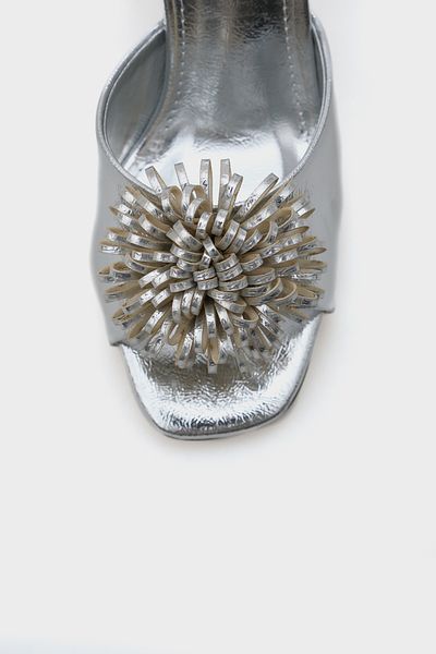 Capone Outfitters Lory Damen-Hausschuhe mit mittlerem Absatz und Blumenmuster in Metallic-Optik