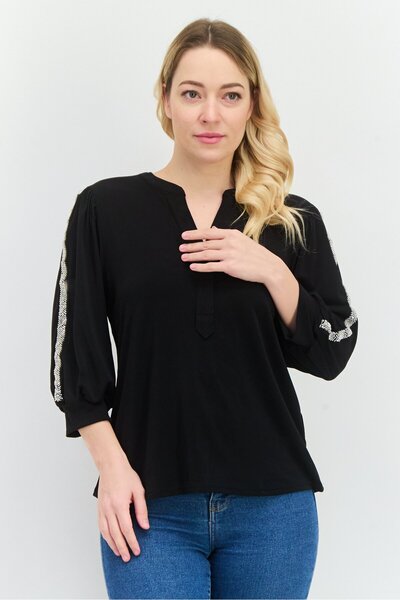 Notations بلوزة نسائية مزينة بفتحة رقبة منقسمة وأكمام 3/4، لون أسود