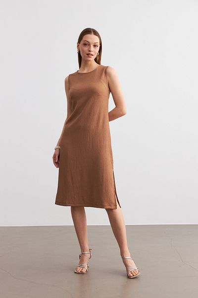 MODAGEN Γυναικείο φόρεμα Camel Αμάνικο Midi με σκίσιμο τσακισμένο