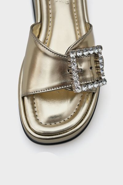 Capone Outfitters Margi Damen-Hausschuhe mit Keilabsatz und einem Riemen, Steinschnalle, Metallic