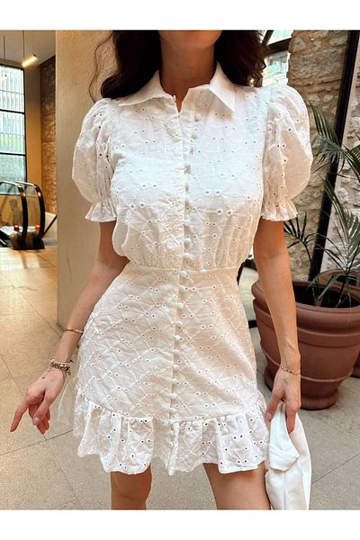 LOCH BUTİK Rochie mini brodată cu volane, acoperită cu alb, pentru femei