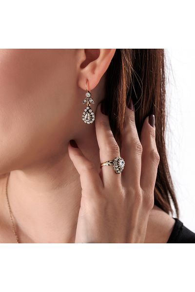 Atelier LEO Handmade Jewellery طقم أقراط على شكل قطرة ماء صغيرة مصنوع يدويًا من حجر الكريستال النحاسي المقاوم للبهتان طقم مجوهرات نسائية