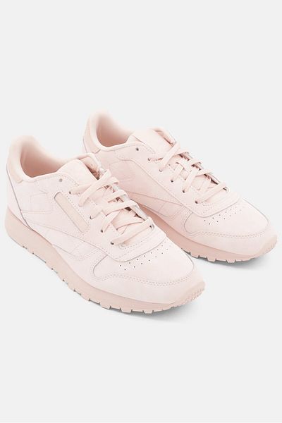Reebok حذاء جري كلاسيكي للنساء من الجلد برباط وشعار العلامة التجارية، لون خوخي