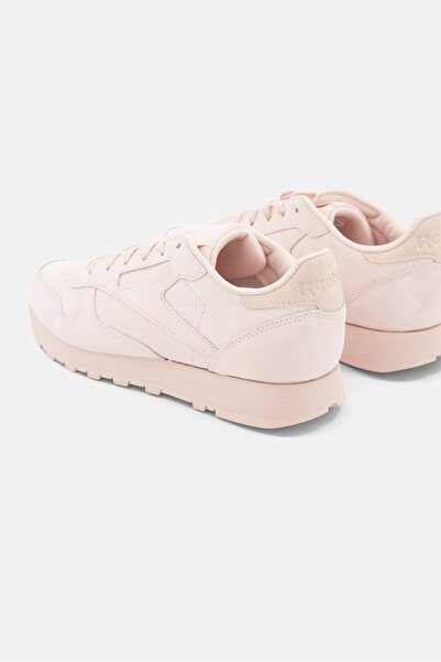 Reebok حذاء جري كلاسيكي للنساء من الجلد برباط وشعار العلامة التجارية، لون خوخي