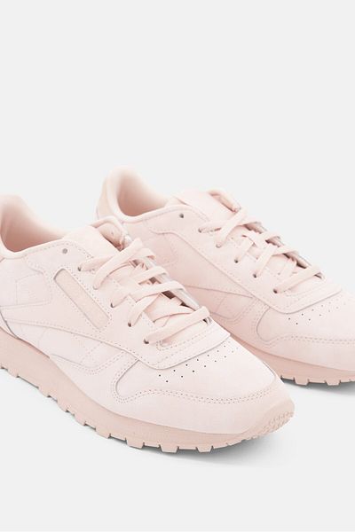 Reebok حذاء جري كلاسيكي للنساء من الجلد برباط وشعار العلامة التجارية، لون خوخي