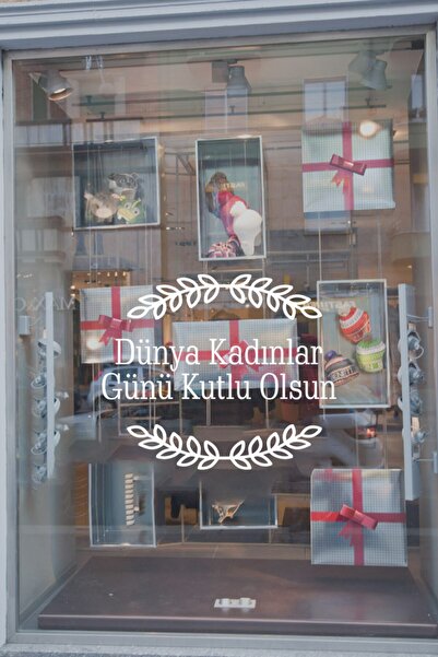 New Jargon Elegantna kruna i tekst "Srećan 8. mart, Dan žena" na staklenoj na...