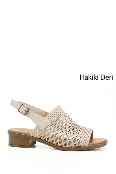 GÖNDERİ(R) صندل نسائي/بناتي من الجلد الطبيعي بكعب سميك قصير باللون البيج