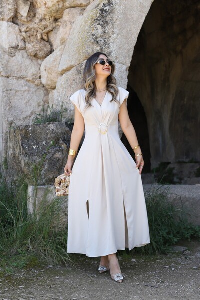 bytugcekaya Бежеве плаття з подвійним розрізом і золотою застібкою