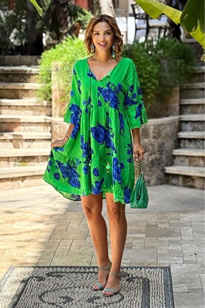 Nevin Kaya Moda Vintage φόρεμα με φούντες με μπλε τριαντάφυλλα σε πράσινο χρώμα