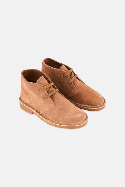 CLARKS حذاء صحراوي واسع برباط للأولاد الصغار، بني