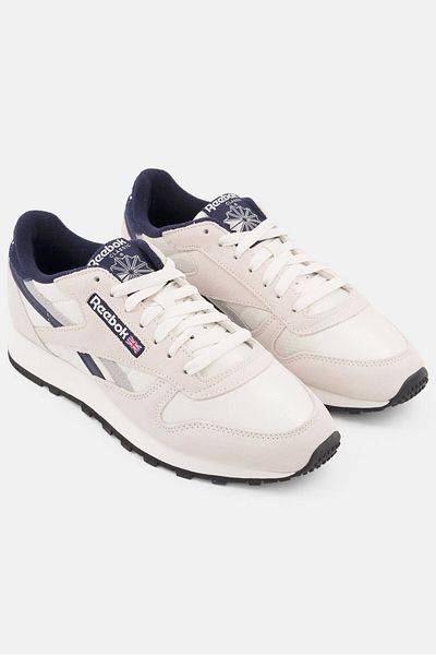 Reebok حذاء جري كلاسيكي رجالي من الجلد برباط، لون بيج