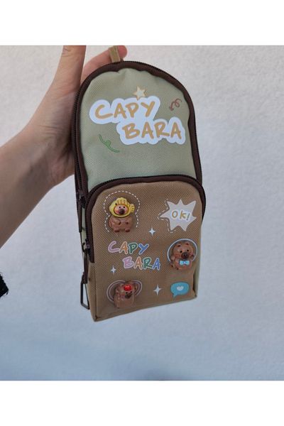 senacacollection Ευρύχωρη θήκη για στυλό Capybara με 3 φερμουάρ, 6 θήκες και 3 τρισδιάστατα αυτοκόλλητα, 1 τεμάχιο