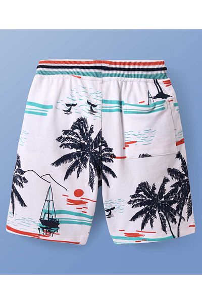 Pine kids شورت قصير محبوك من Pine Kids بطول فوق الركبة بطبعة موضوع الشاطئ - أبيض