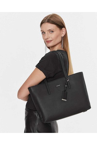 Calvin Klein Must Shooper Shoulder Bag