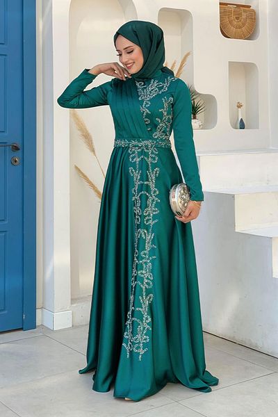 Bym Fashion فستان سهرة من الساتان الزمردي 5002 - إكسسوار حزام بتفاصيل حجرية