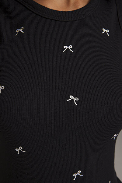 Trendyol Collection Černá vyšívaná mašle Detailně přiléhavé/sedící pletené tílko TWOSS25AL00023