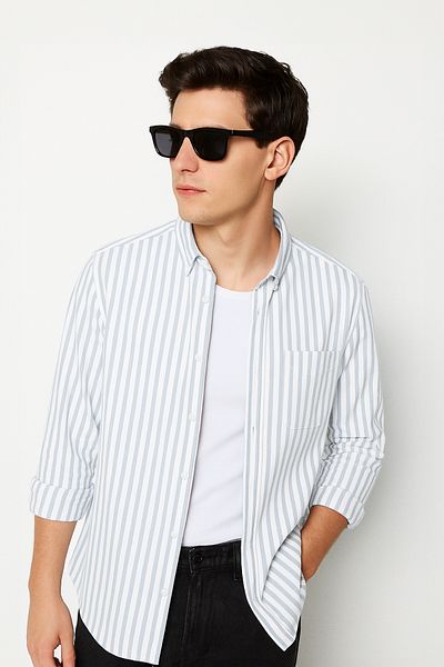 Trendyol Collection Khakifarbenes, gestreiftes Oxford-Herrenhemd mit normaler Passform und leicht zu bügeln TMNSS25GO00078