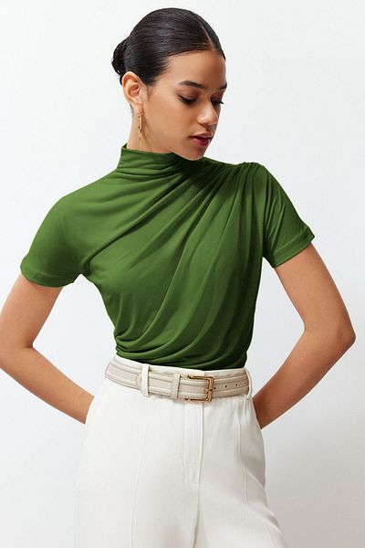 Trendyol Collection Dehnbare, öliggrüne, kurzärmlige Bluse mit drapiertem Detail – Stehkragen, figurbetont TWOSS24BZ00426