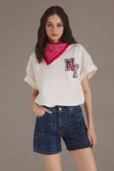 Trendyol Collection Blau kariert gemusterte City Boy-Jeansshorts mit normaler Taille TWOSS25SR00142