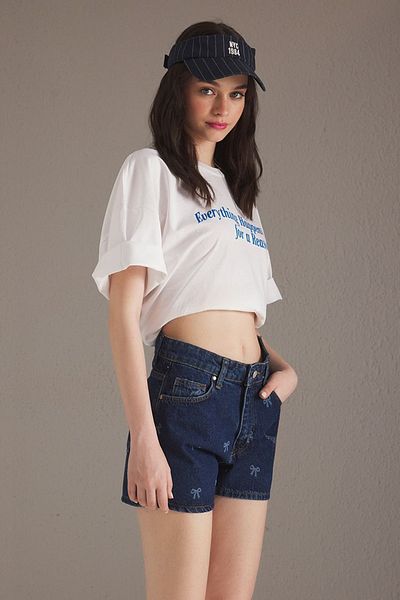 Trendyol Collection Blaue, mit Band bedruckte City Boy-Jeansshorts mit hoher Taille