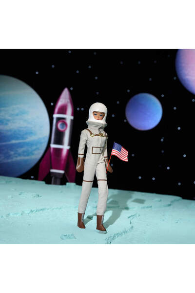 Barbie Miss Astronaut™ Bebek Uzay kıyafeti, uzay botu ve astronot kaskıyla koleksiyona uygun JBJ48