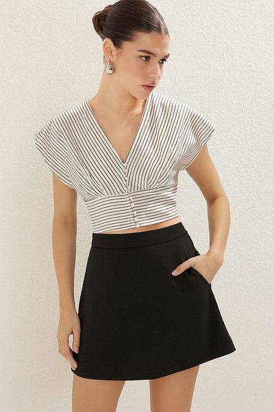 Trendyol Collection Weißes, kurzärmliges, gewebtes Crop-Length-Hemd in Leinenoptik TWOSS25GO00035