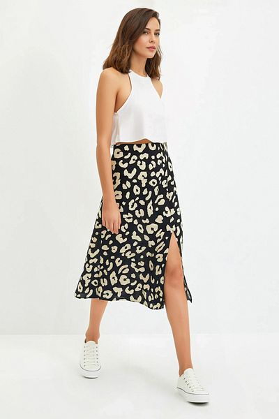 Trendyol Collection Černá sukně s detailním rozparkem z viskózové látky se zvířecím vzorem Midi tkaná sukně TWOAW22ET0447