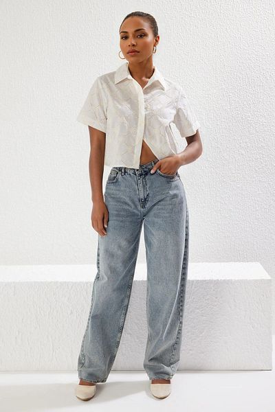 Trendyol Collection Cămașă cu mânecă scurtă din țesătură cu broderie albă TWOSS25GO00082