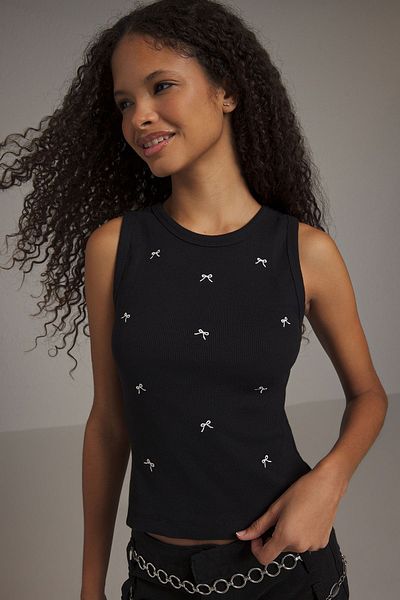 Trendyol Collection Schwarze bestickte Schleife mit detailliertem Strick-Unterhemd TWOSS25AL00023