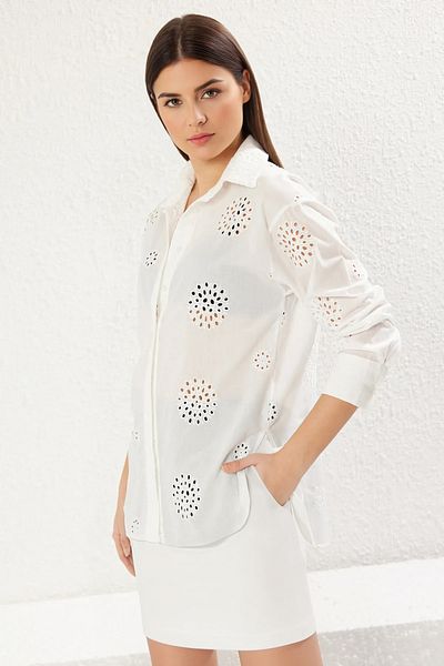 Trendyol Collection Weißes Oversize-Hemd mit breiter Passform und Stickereidetails TWOSS25GO00028
