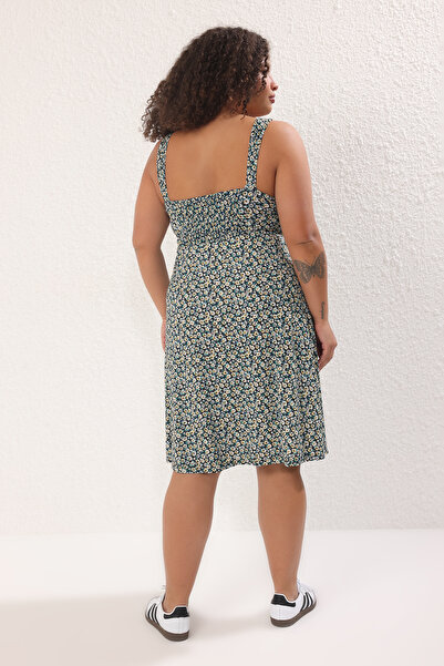 Trendyol Curve Čierne pletené skaterské šaty s hrubým ramienkom a kvetinovým vzorom TBBSS25AH00178