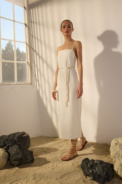Trendyol Collection Bílé tkané midi šaty z lněné směsi A-line TWOSS25EL00650