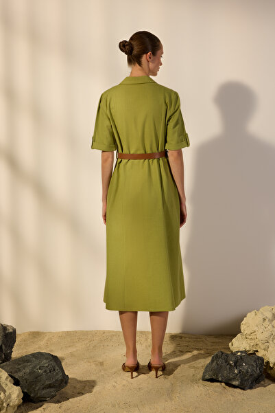 Trendyol Collection Sukienka koszulowa midi z tkaniny khaki z paskiem i kieszeniami, wykonana z mieszanki lnu