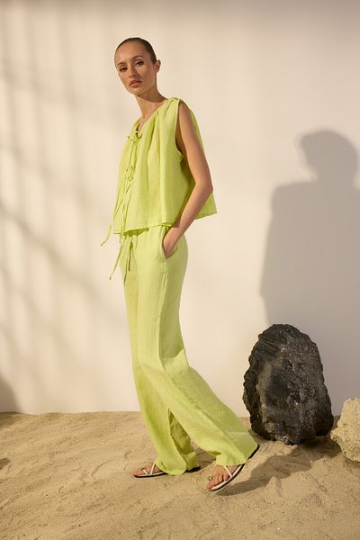 Trendyol Collection Hellgrüne, elastische Hose mit weitem Bein aus 100 % Leinen mit hoher Taille TWOSS24JE00249