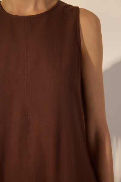 Trendyol Collection Hnědé lněné midi šaty s prošíváním a detailem kapsy