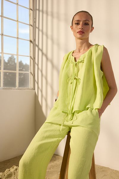 Trendyol Collection Grüne Bluse aus 100 % Leinen mit Schnürdetail TWOSS25BZ00458