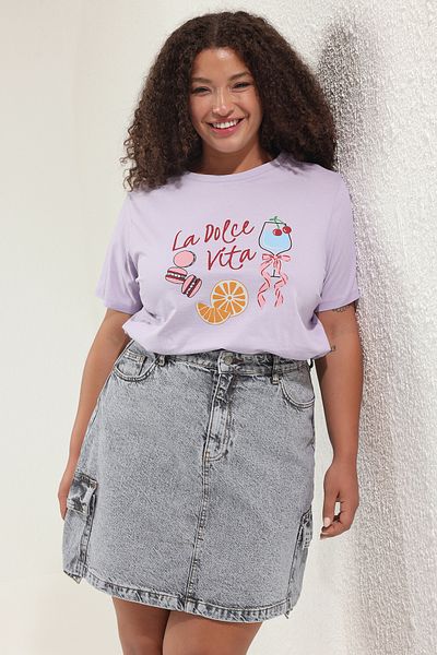 Trendyol Curve Lila koktél nyomott Boyfriend Fit póló nagy méretű TBBSS25BF00068