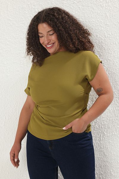 Trendyol Curve Ölgrüne, gewebte Kreppbluse mit Reißverschluss in Übergröße