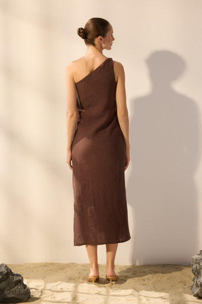 Trendyol Collection Hnědé 100% lněné midi šaty s jedním rukávem TWOSS25EL00616