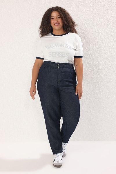 Trendyol Curve Dunkelblaue Mom-Fit-Jeans mit elastischem Bund und elastischem Bund TBBSS25CJ00031