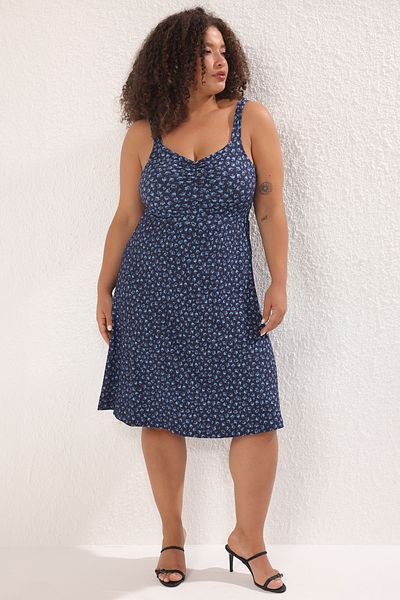 Trendyol Curve فستان أزرق سميك بحزام مزين بالزهور مقاس كبير TBBSS25AH00178