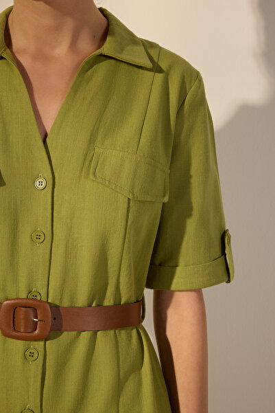Trendyol Collection Sukienka koszulowa midi z tkaniny khaki z paskiem i kieszeniami, wykonana z mieszanki lnu