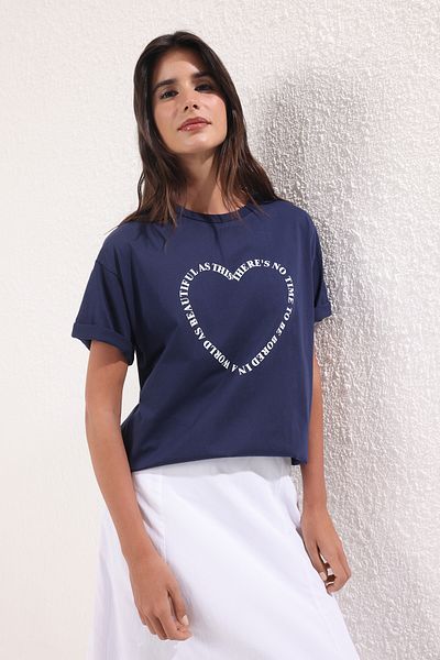 Trendyol Collection Marineblaues, übergroßes Strick-T-Shirt mit Herzmuster – 100 % Baumwolle TWOSS24TS00139
